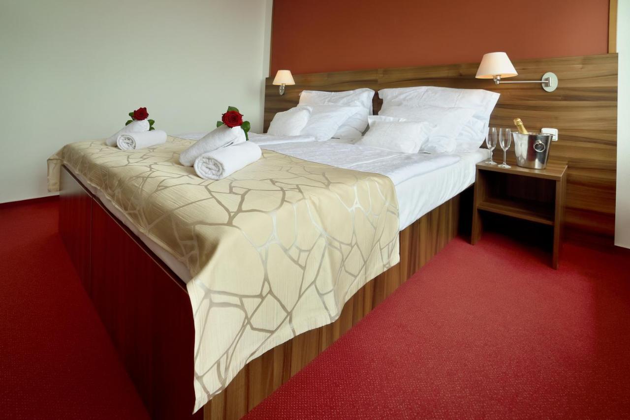 Hotel Palcat Tabor Zewnętrze zdjęcie